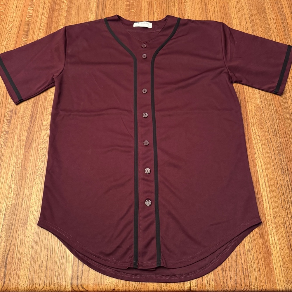 Like new women’s maroon plain baseball style button up jersey, size medium
